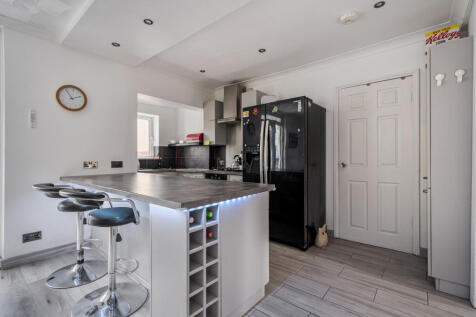 1374108-9-690b647...