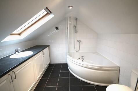 Bed 5 En suite a.JPG