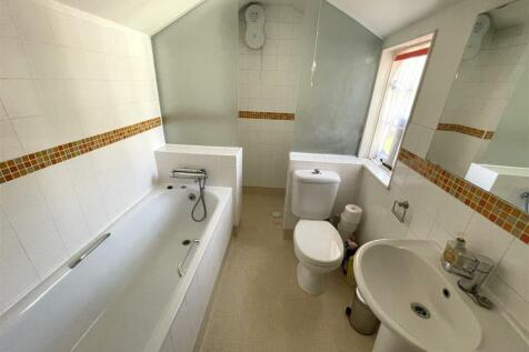 Bathroom (003).JPG
