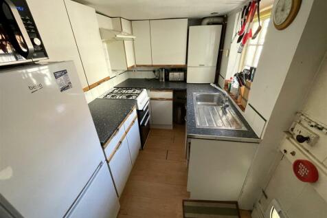 Kitchen (003).JPG