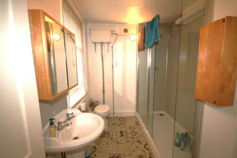 Family Bathroom a.JPG