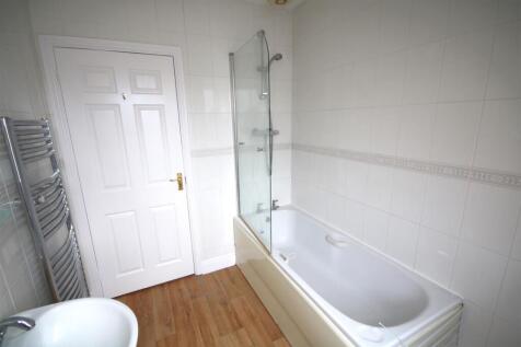 Family Bathroom b.JPG