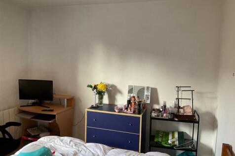 Bedroom 1 (b).jpg