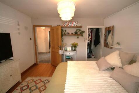 Bedroom 1b.JPG