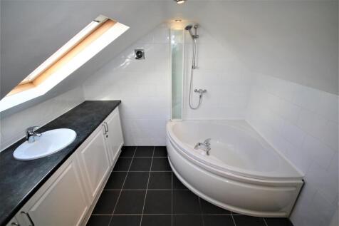 Master Ensuite a.JPG