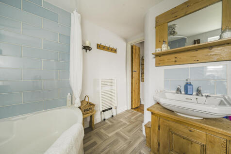 Jack &amp; Jill Bathroom