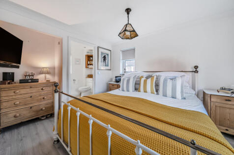 Bedroom 1 Photo 2