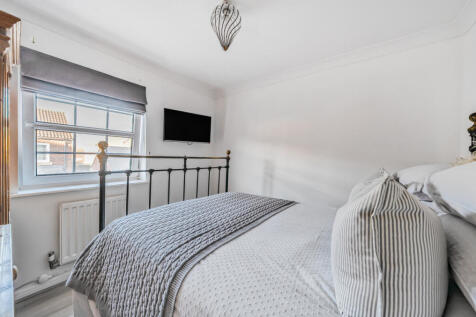 Bedroom 2 Photo 1