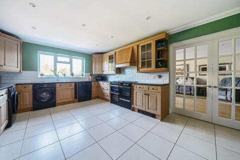 Kitchen/B&#39;fast Room