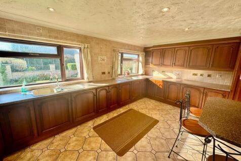 Fully Fitted Kitchen