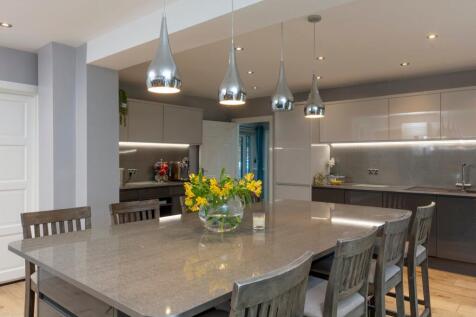 Fully Fitted Kitchen