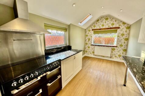 Kitchen / Breakfast Area
