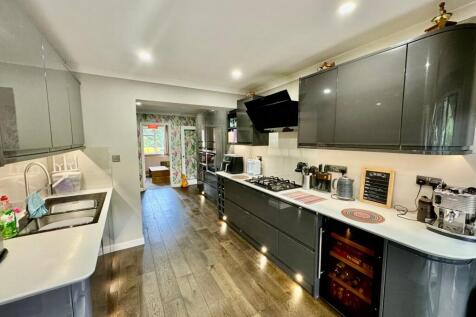 Fully Fitted Kitchen