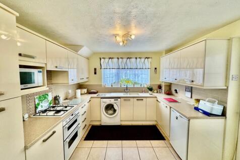Fully Fitted Kitchen 