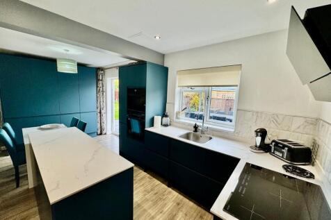 Fully Fitted Kitchen