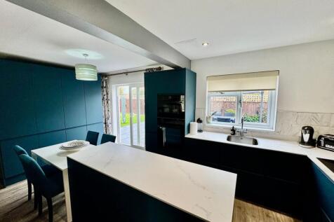 Kitchen &amp; Central Island