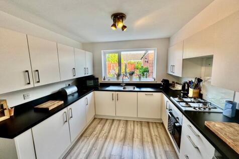 Fully Fitted Kitchen