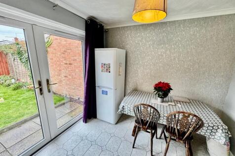 Kitchen / Dining Area