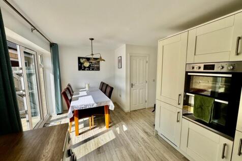 Kitchen/ Dining Room