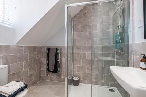 Interior view of the en suite in our 4 bed Woodcote