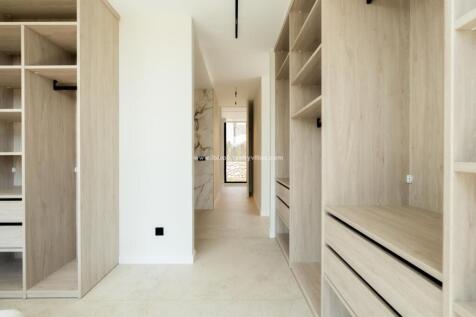 Walk in wardrobe