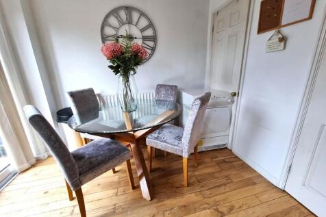 Kitchen/ Breakfast Room