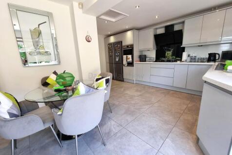 L shaped kitchen/breakfast room