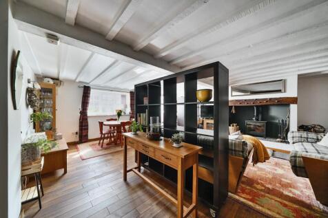 Sitting/dining room