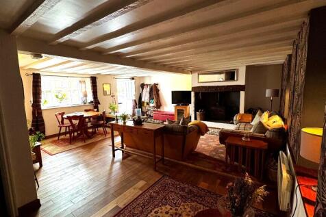 Sitting/dining area