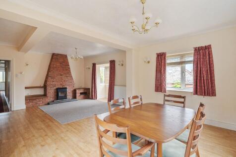Sitting/dining room