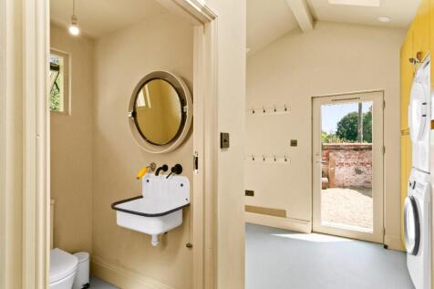 Utility/cloakroom