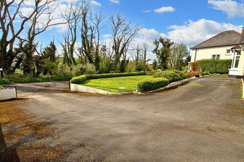 Front of house and driveway