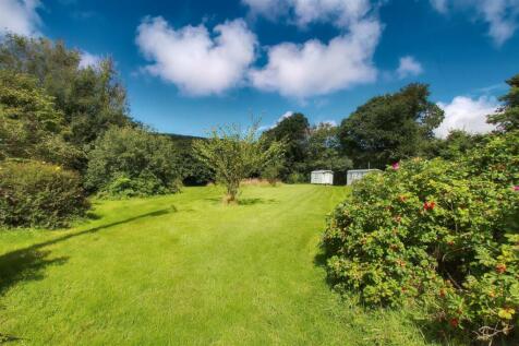 Paddock with Sheperd&#39;s huts