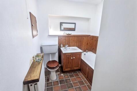Main Bathroom 1.jpeg