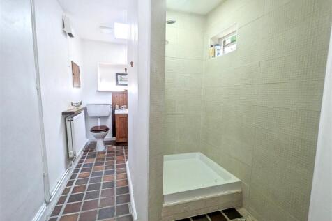 Main Bathroom 2.jpeg