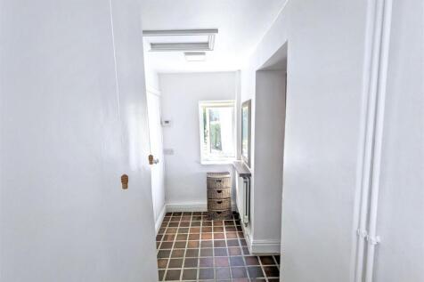 Main Bathroom 3.jpeg