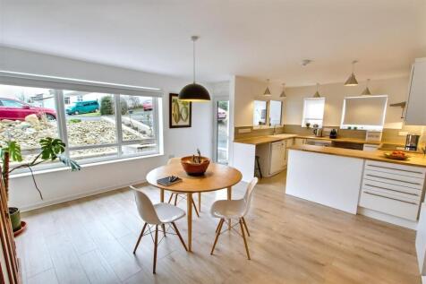 Dining area/kitchen