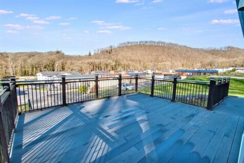 Decking to front