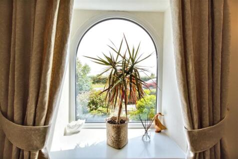 snug arch window