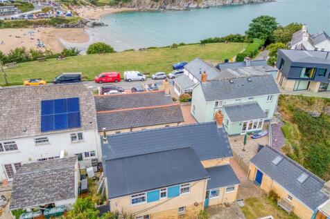 Aerial view of house and sea