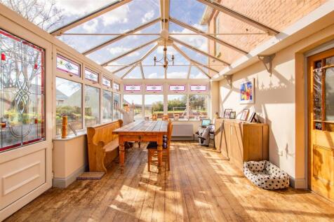 Sunroom/dining area