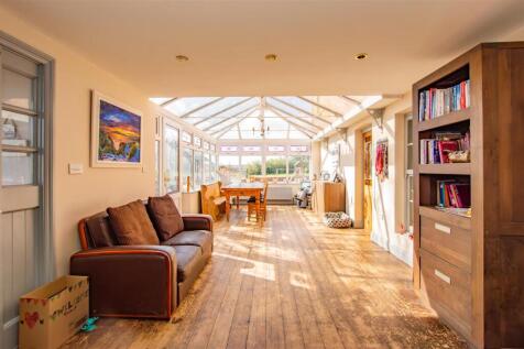 Sunroom/dining area