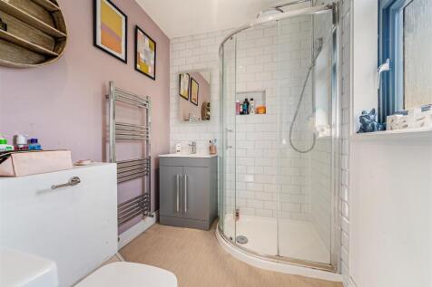 Guest Bedroom En Suite