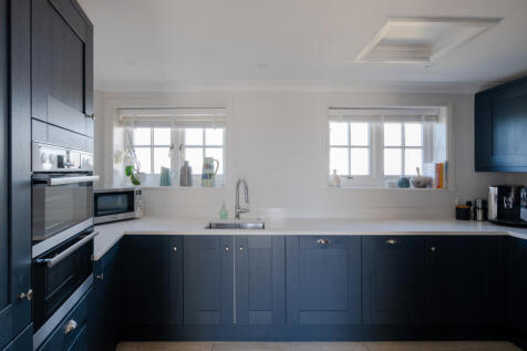 310398 - The White House, Westover Road SO41 - ...