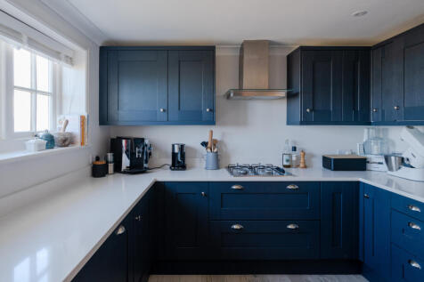 310399 - The White House, Westover Road SO41 - ...