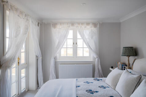 310411 - The White House, Westover Road SO41 - ...