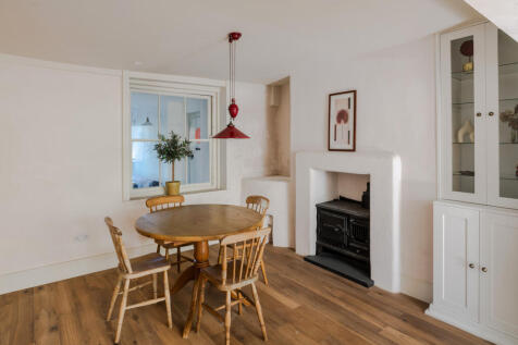 314198 - 24 Surrey Square-34.jpeg