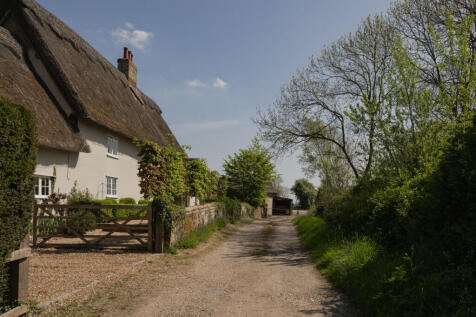 280872 - Nine Elms, Ringshall (exteriors)-3.jpg