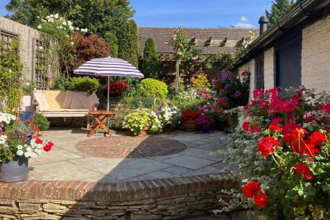 Picture of patio in Summer