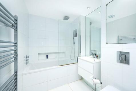 Family bathroom - Centurion House.jpeg